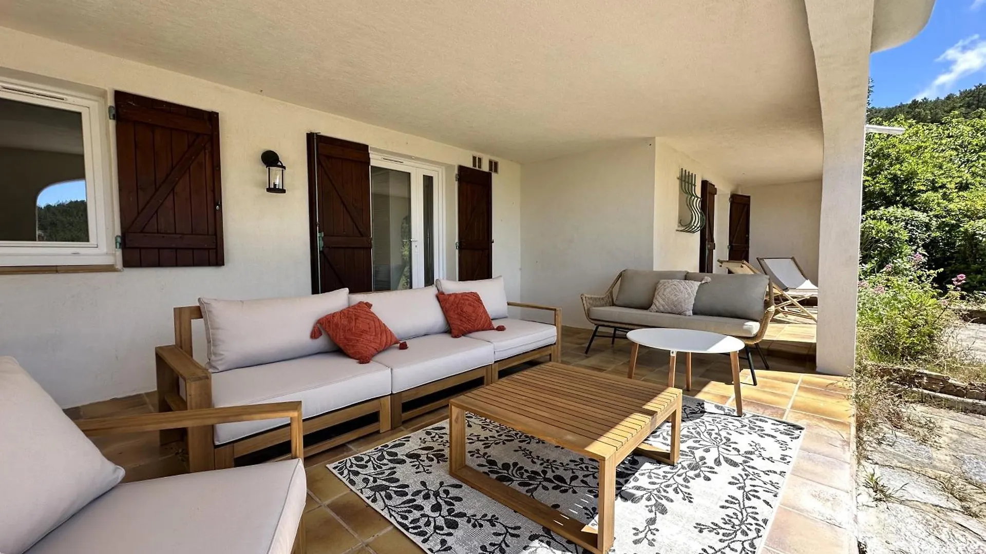 Villa Blanche Pour 8 Personnes Avec Piscine Privee A La Londes-Les-Maures