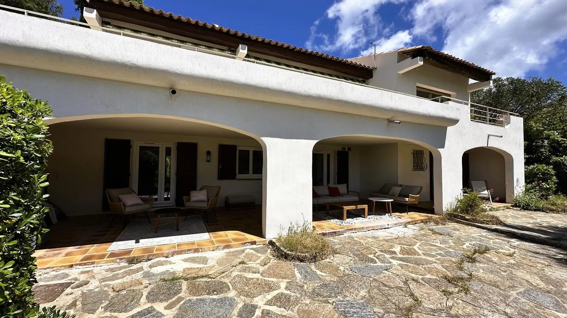 Villa Blanche Pour 8 Personnes Avec Piscine Privee A La Londes-Les-Maures France