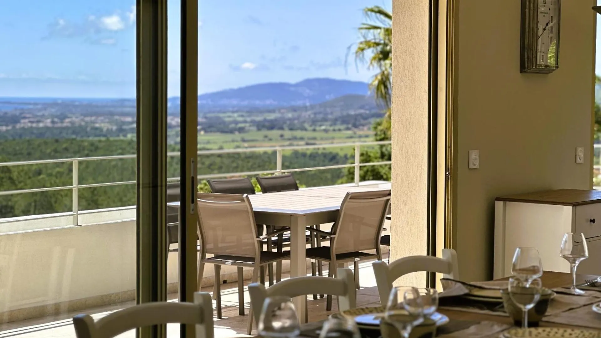 Villa Blanche Pour 8 Personnes Avec Piscine Privee A La Londes-Les-Maures