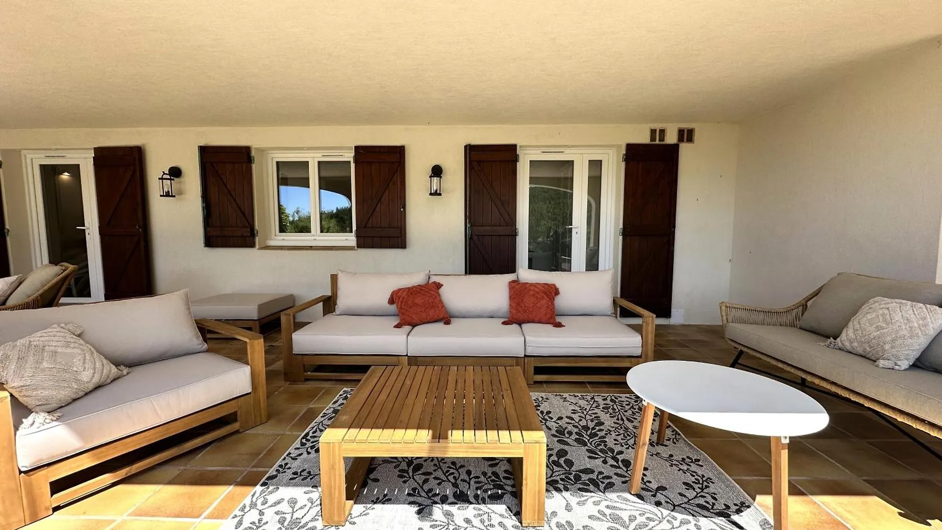 Villa Blanche Pour 8 Personnes Avec Piscine Privee A La Londes-Les-Maures