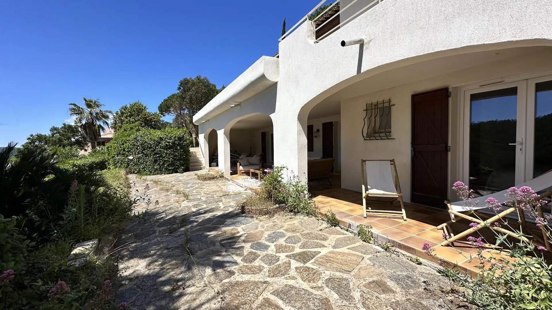 Villa Blanche Pour 8 Personnes Avec Piscine Privee A La Londes-Les-Maures  La Londe-les-Maures