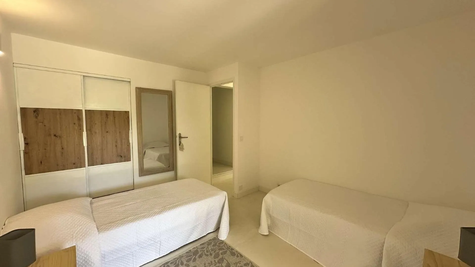 Villa Blanche Pour 8 Personnes Avec Piscine Privee A La Londes-Les-Maures Francie